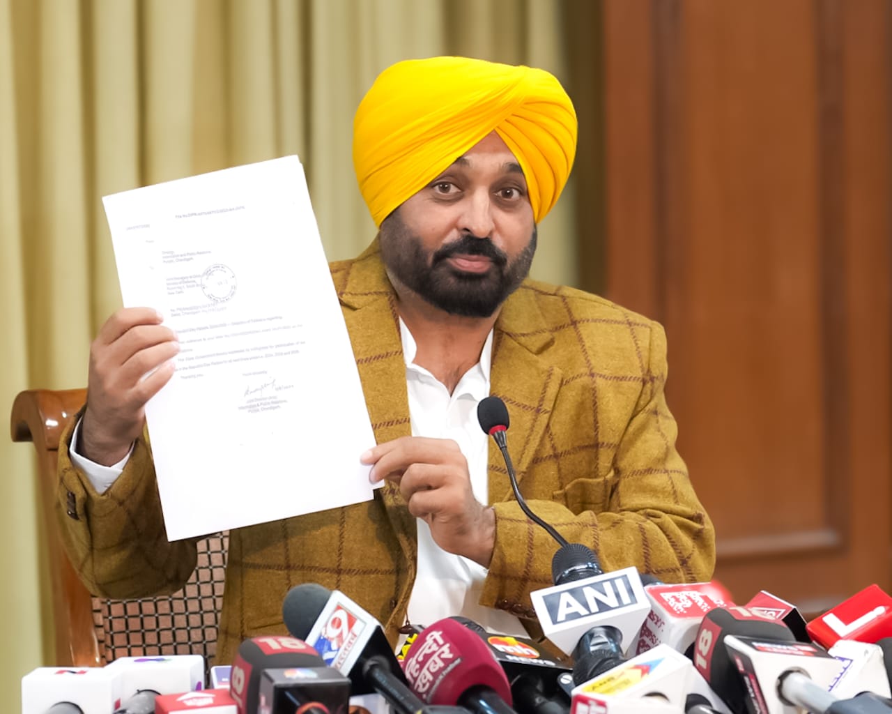 गणतंत्र दिवस परेड के लिए राज्य की झाँकी को रद्द करने पर मुख्यमंत्री द्वारा भाजपा के नेतृत्व वाली केंद्र सरकार की आलोचना  