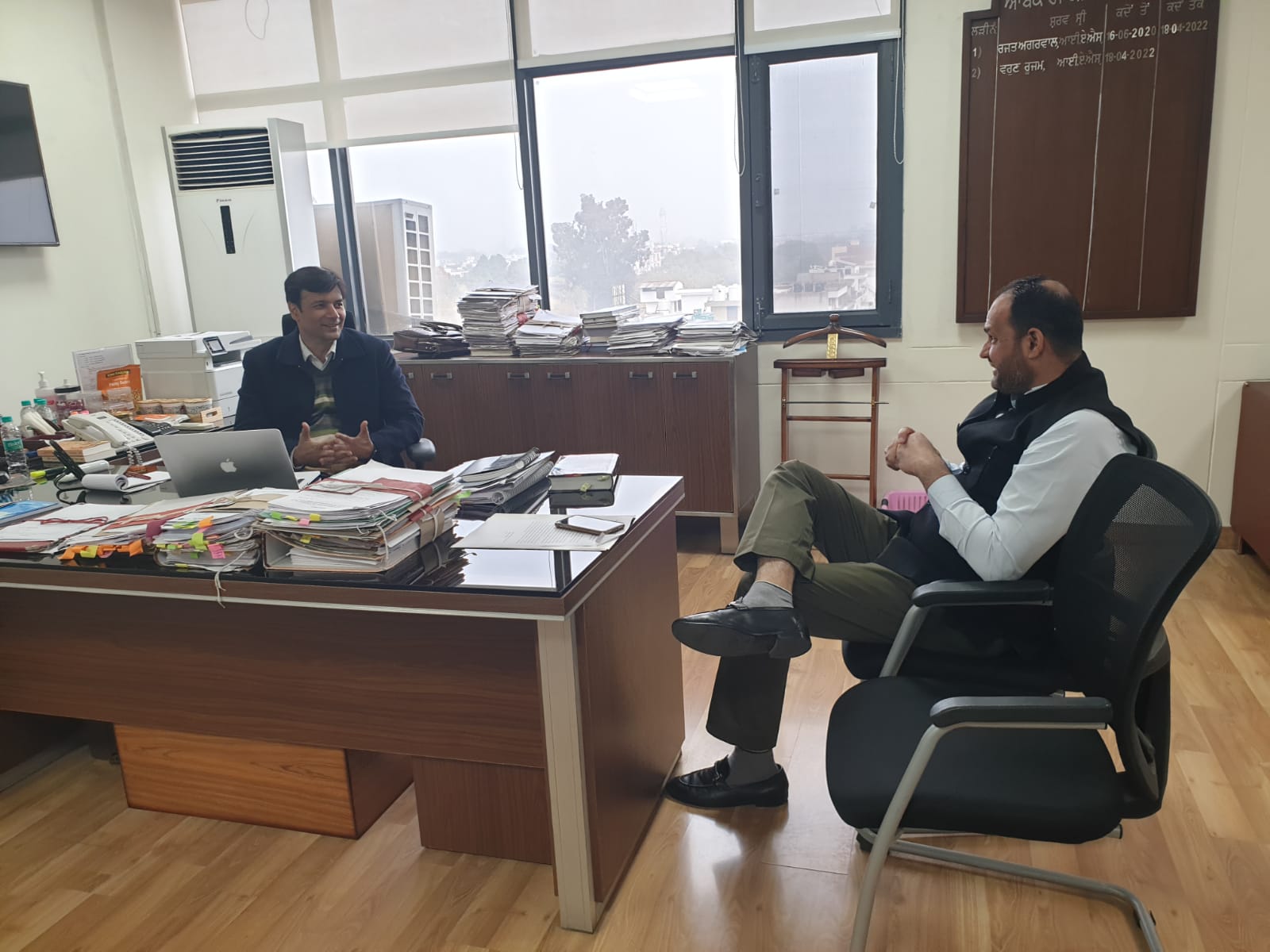 विनीत वर्मा द्वारा व्यापारियों की अलग-अलग माँगों सम्बन्धी आबकारी कमिश्नर के साथ मुलाकात