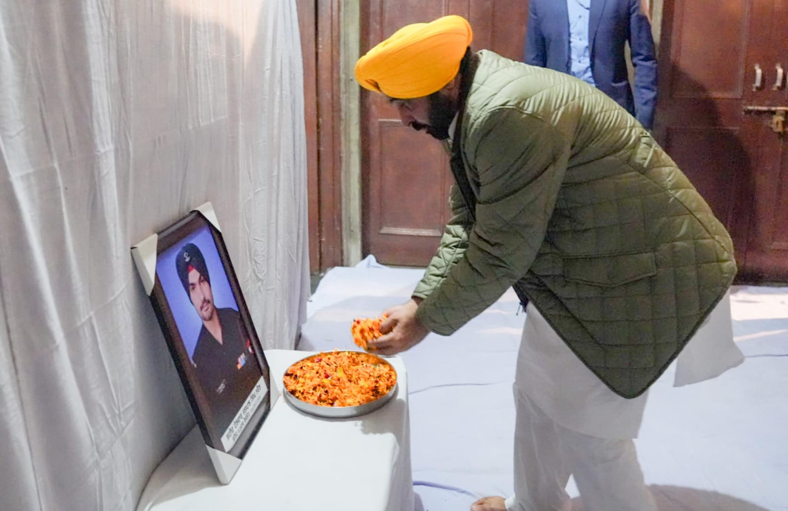 मुख्यमंत्री ने शहीद जसपाल सिंह के परिवार को एक करोड़ रुपए की वित्तीय सहायता का चैक सौंपा