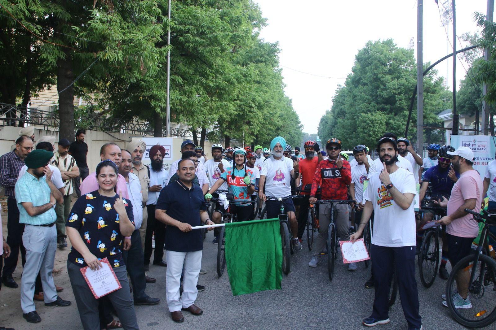 पंजाब के सीईओ सिबिन सी ने शनिवार को मोहाली के फेज 10 स्थित पीसीए स्टेडियम से साइक्लोथॉन को हरी झंडी दिखाकर रवाना किया।