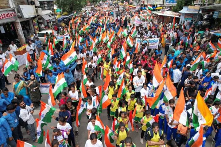 तिरंगा यात्रा में भाग लेने वालों में विशेष उत्साह उमंग वह जोश दिखाई पड़ा