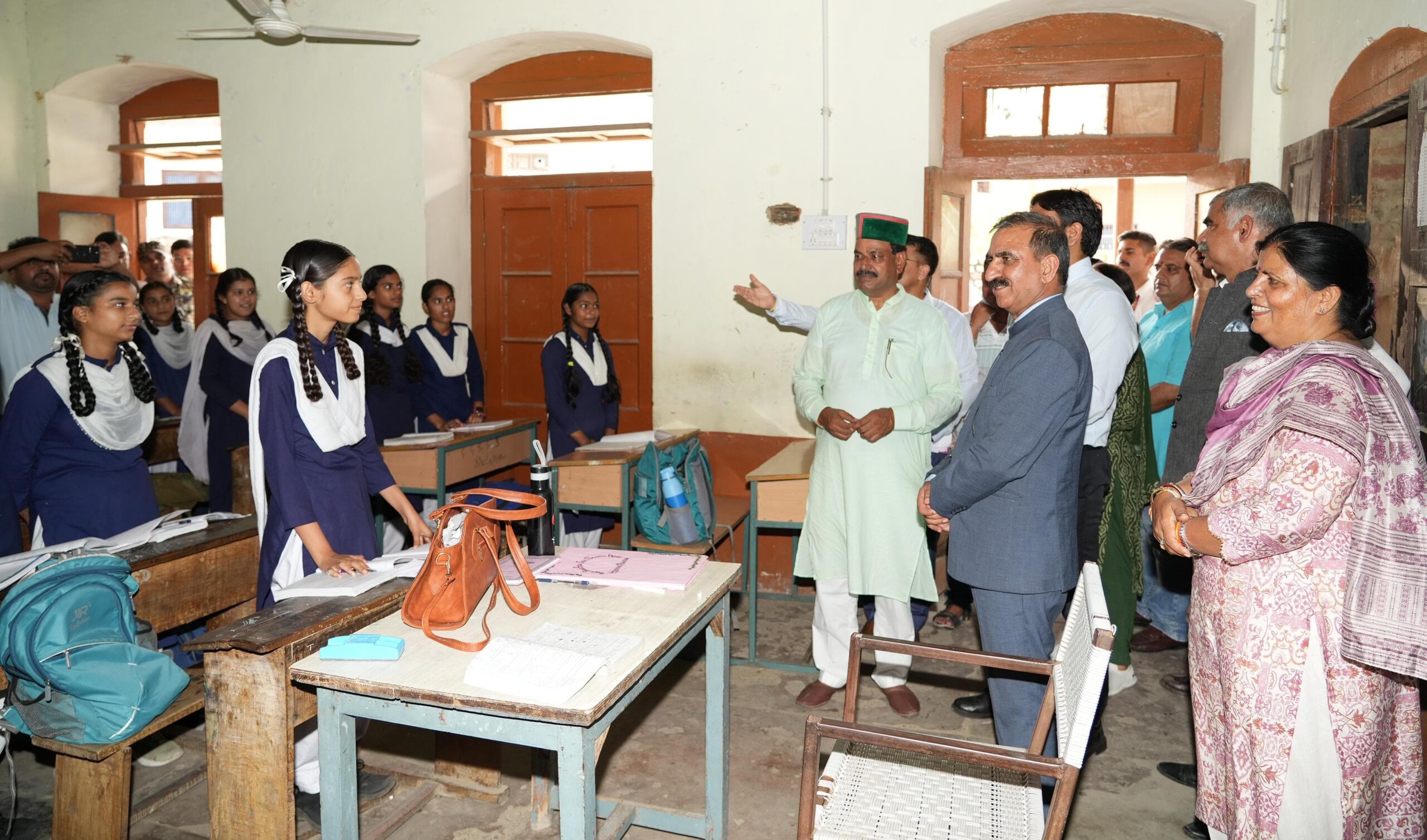 मुख्यमंत्री ने देहरा विधानसभा क्षेत्र में विभिन्न कार्यालयों के लिए स्थलों का निरीक्षण किया