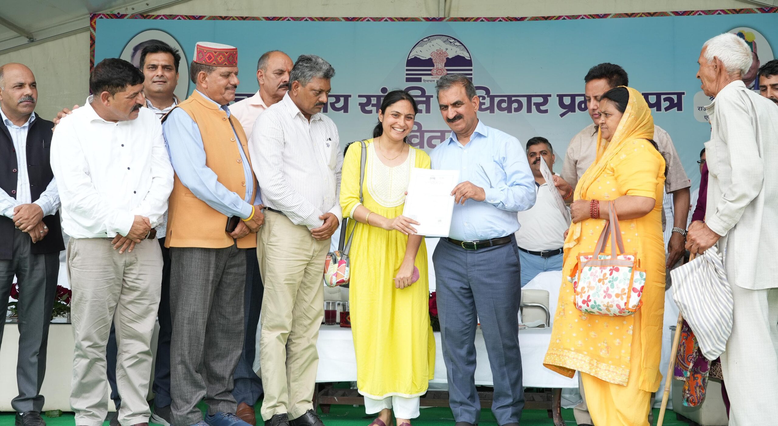 मुख्यमंत्री ने स्वामित्व योजना का शुभारंभ किया, लाभार्थियों को वितरित किए संपत्ति कार्ड